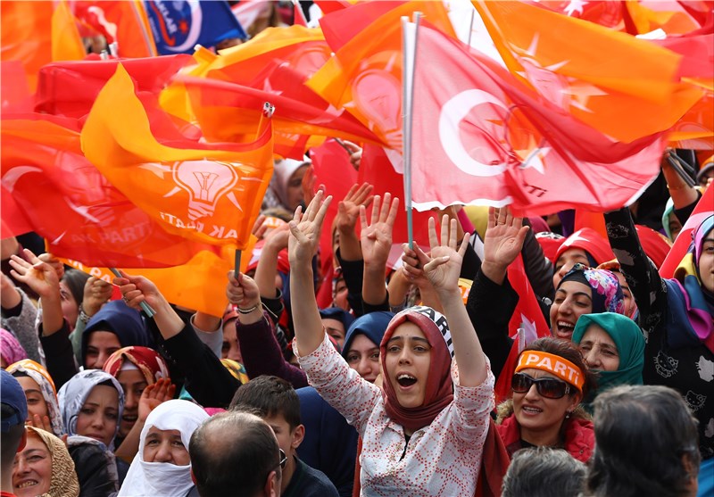 اشکِ شوق دختر ترکیه‌ای از پیروزی حزب «عدالت و توسعه» در انتخابات