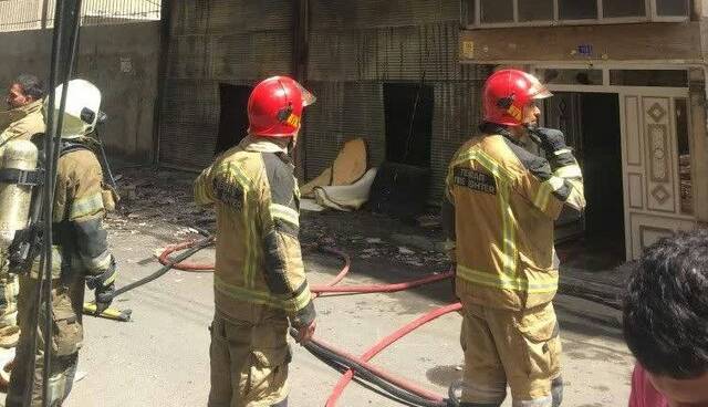 آتش‌سوزی یک مغازه در جنوب تهران خانه‌ای را به آتش کشید