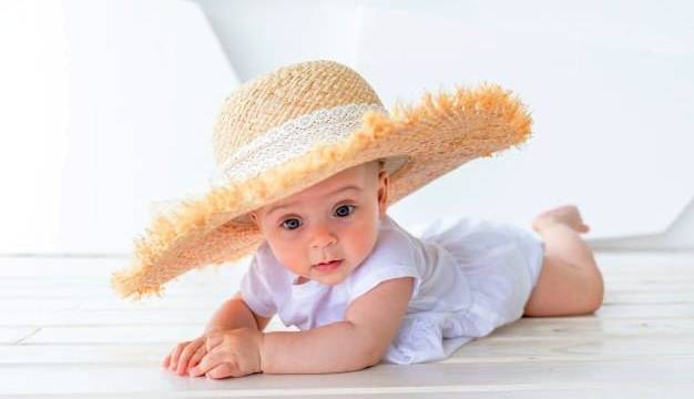 بایدها و نباید هایی که در مورد لباس پوشاندن نوزاد در تابستان باید رعایت کنید