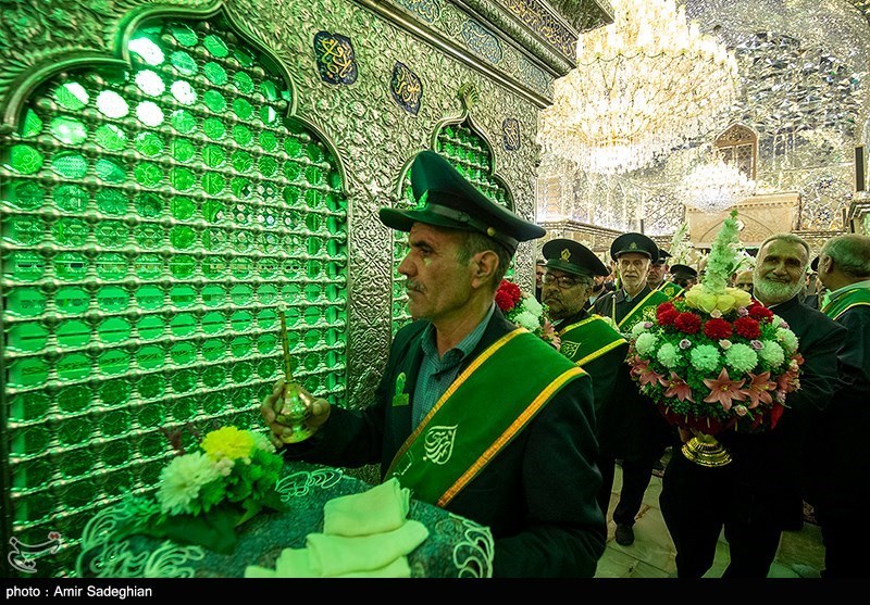 عکس/ گلباران مضجع شریف شاهچراغ (ع) به مناسبت میلاد امام رضا (ع)