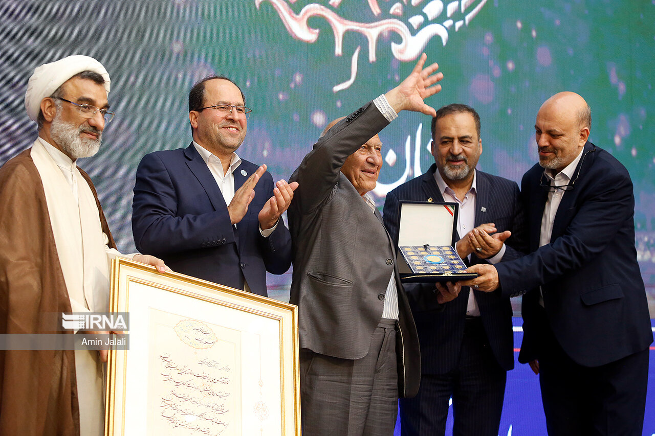 اعطای نخستین نشان عالی دانش