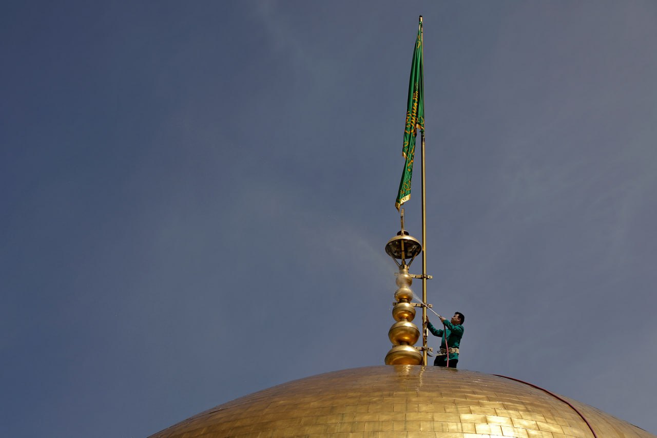 عکس/ شستشوی گنبد منور حرم امام رضا علیه‌السلام
