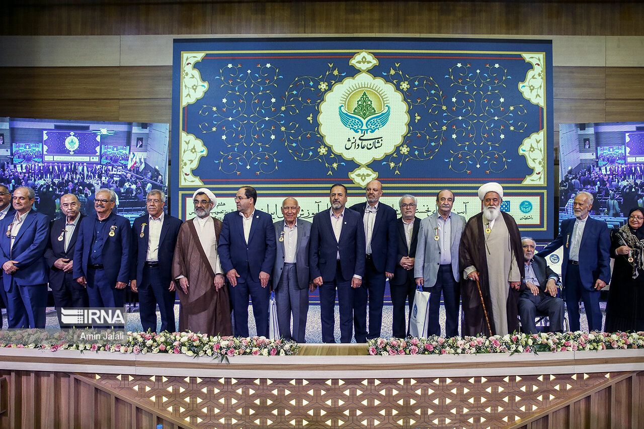 اعطای نخستین نشان عالی دانش