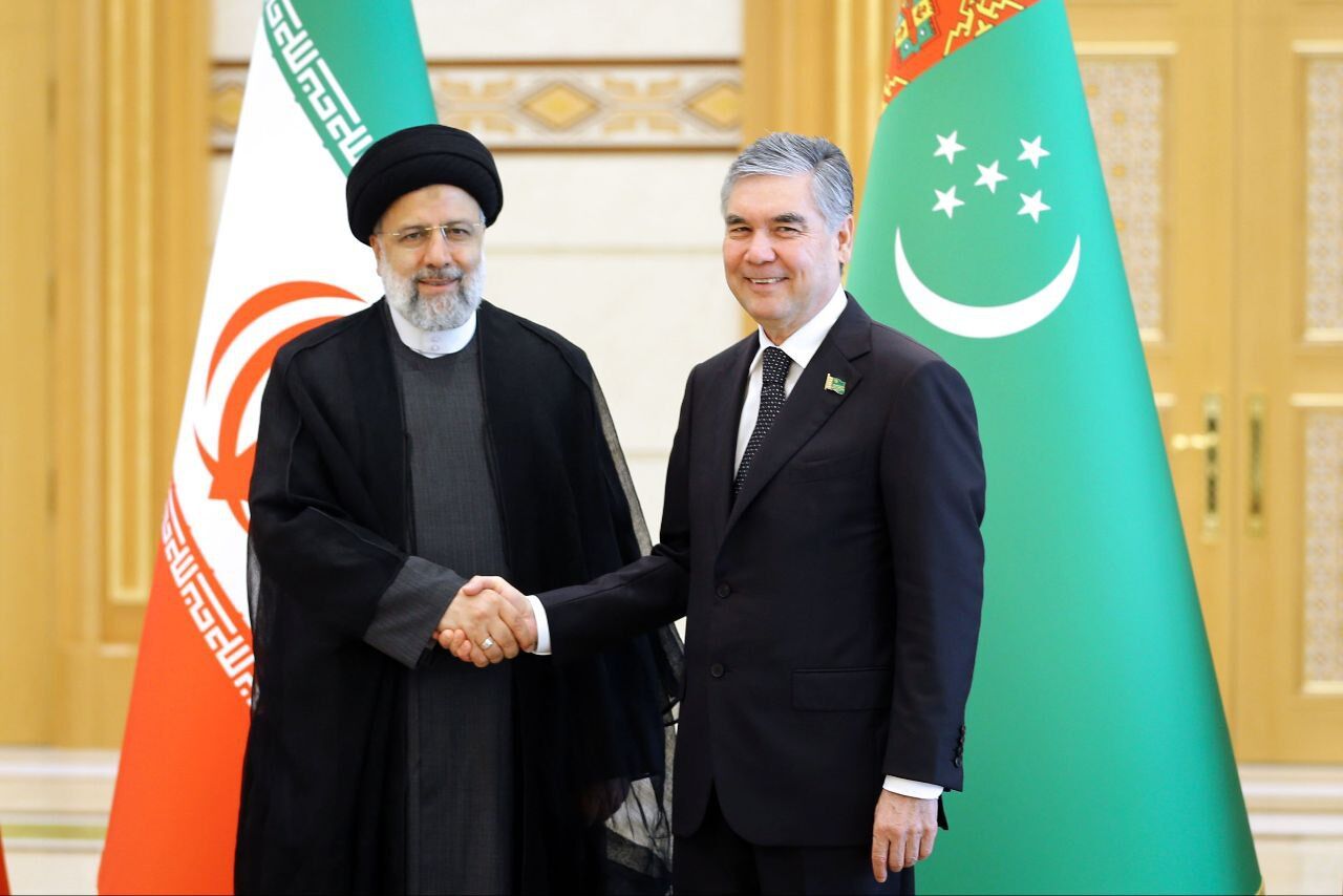 امضای 5 قرارداد با همسایه شمالی؛ رئیسی: مصمم به گسترش همکاری با ترکمنستان هستیم