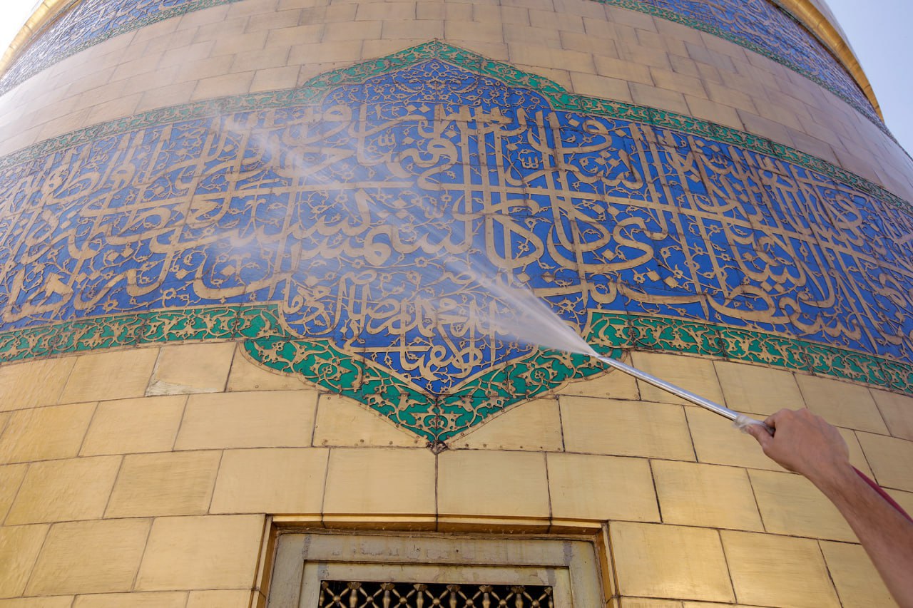 عکس/ شستشوی گنبد منور حرم امام رضا علیه‌السلام