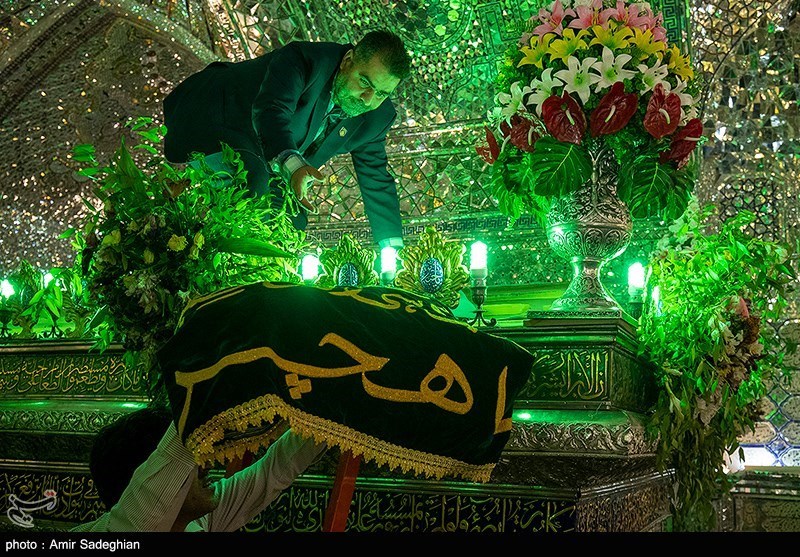 عکس/ گلباران مضجع شریف شاهچراغ (ع) به مناسبت میلاد امام رضا (ع)