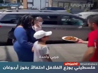 توزیع فلافل رایگان به مناسبت پیروزی اردوغان
