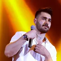 اجرای زنده علی یاسینی از آهنگ «نصفه شب» در کنسرت 