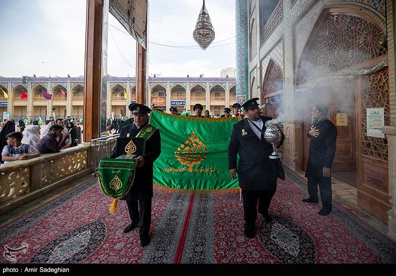 عکس/ گلباران مضجع شریف شاهچراغ (ع) به مناسبت میلاد امام رضا (ع)