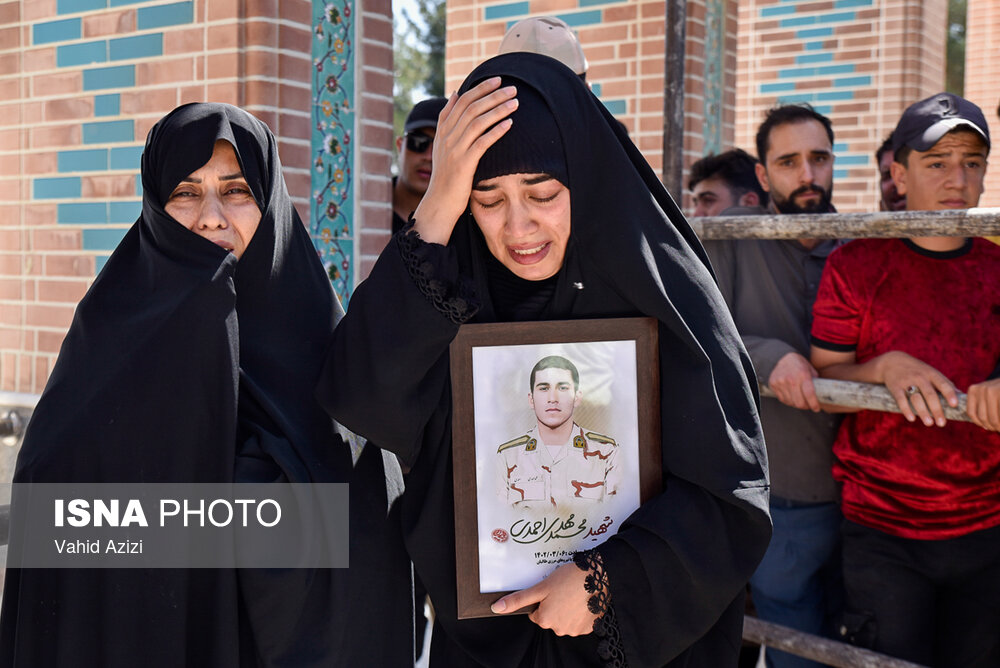 عزاداری غم انگیز خواهرِ شهید «محمدمهدی احمدی» در مراسم تشییع