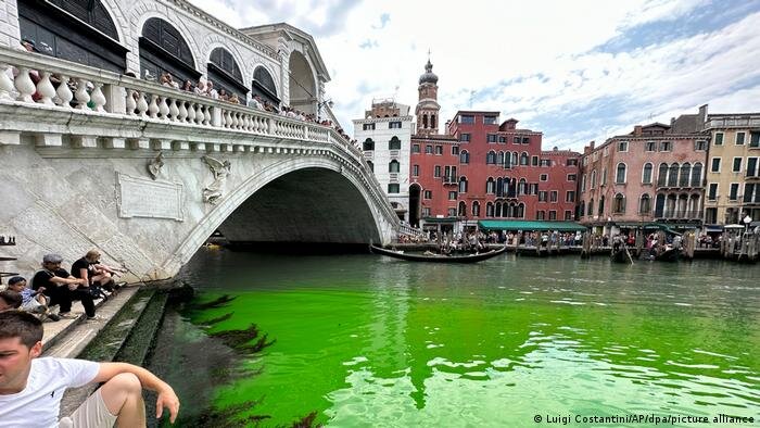 اتفاقی عجیب در ونیز ایتالیا؛ آب شهر سبز رنگ شد!