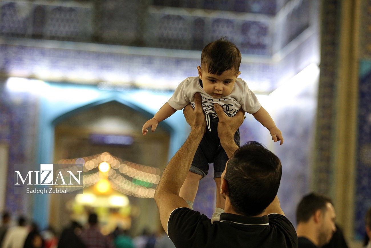 عکس/ حال و هوای زائران در شب ولادت امام رضا (ع)