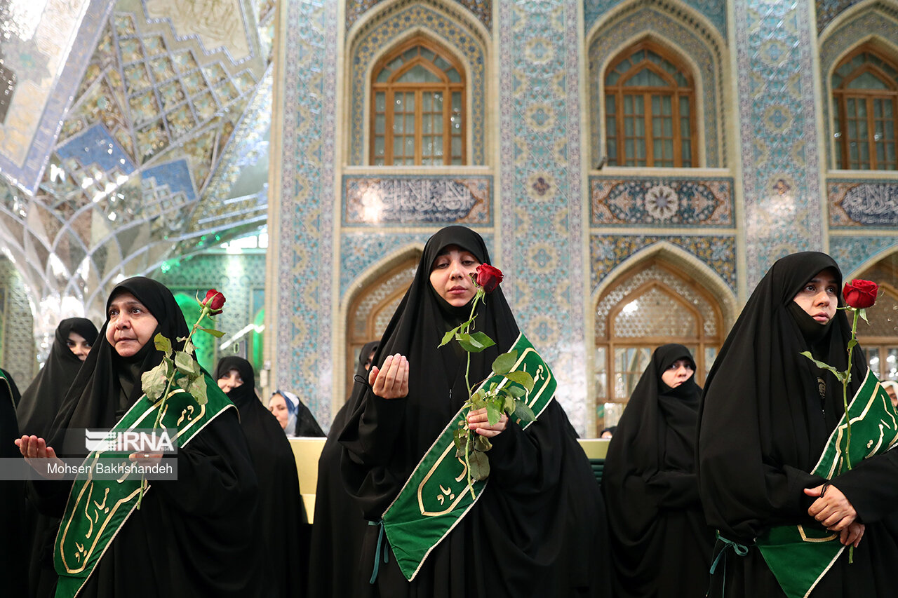عکس/ تعویض پرچم گنبد حرم امام رضا (ع)