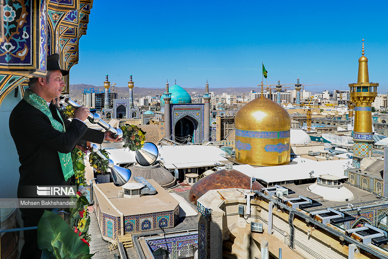عکس/ تعویض پرچم گنبد حرم امام رضا (ع)