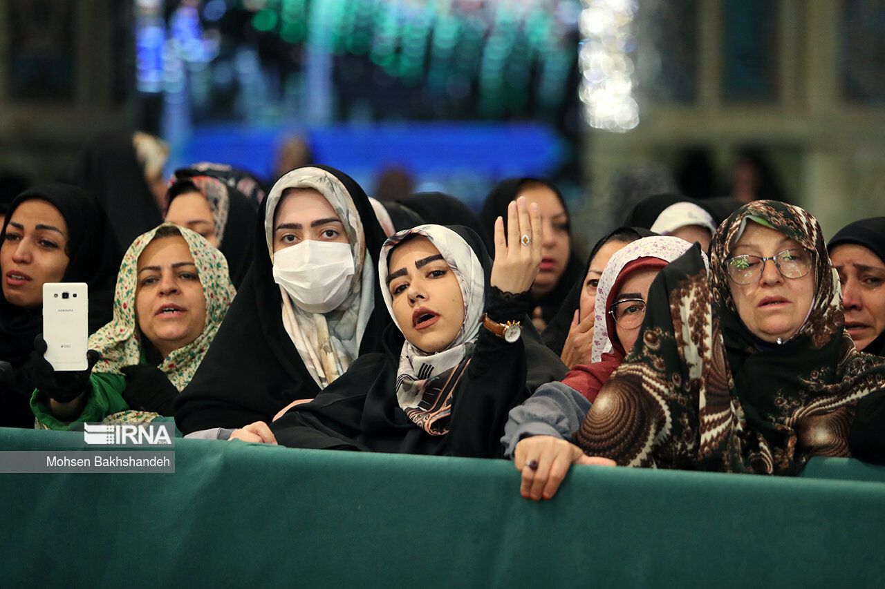 عکس/ تعویض پرچم گنبد حرم امام رضا (ع)