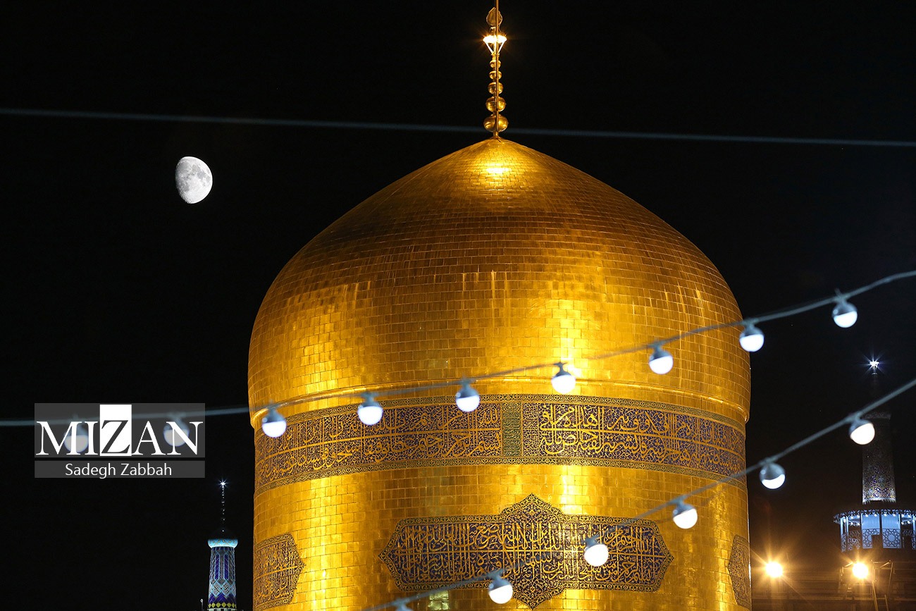 عکس/ حال و هوای زائران در شب ولادت امام رضا (ع)