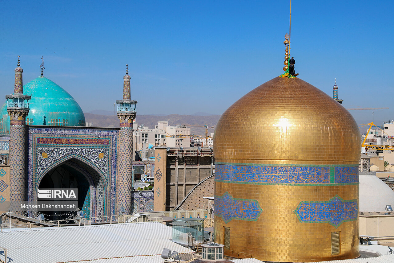 عکس/ تعویض پرچم گنبد حرم امام رضا (ع)