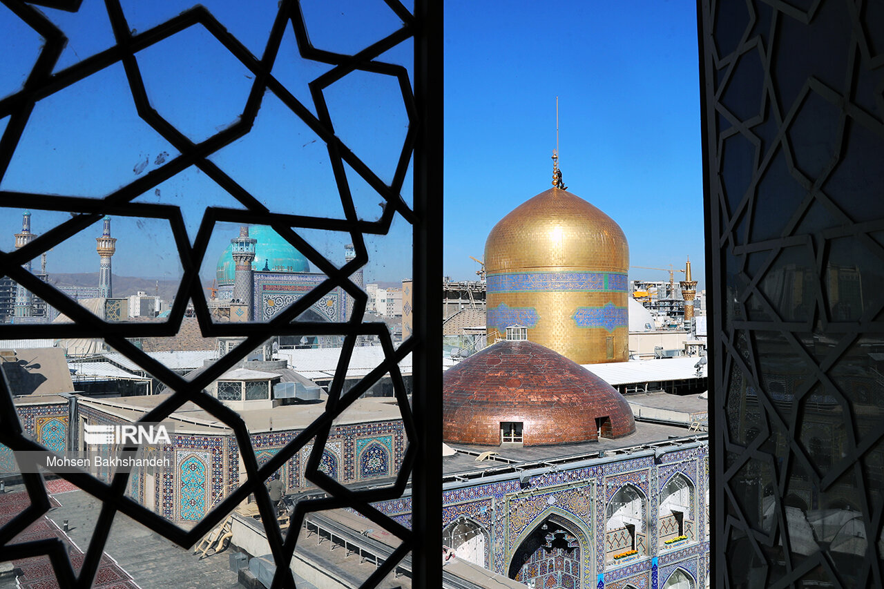 عکس/ تعویض پرچم گنبد حرم امام رضا (ع)