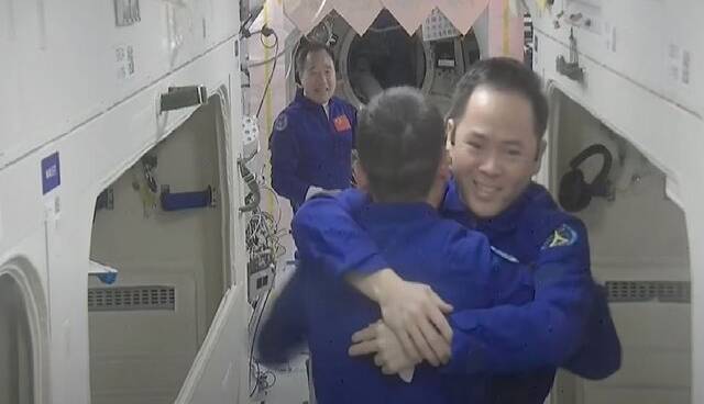 لحظه ورود خدمه مأموریت «شنژو ۱۶» به ایستگاه فضایی چین