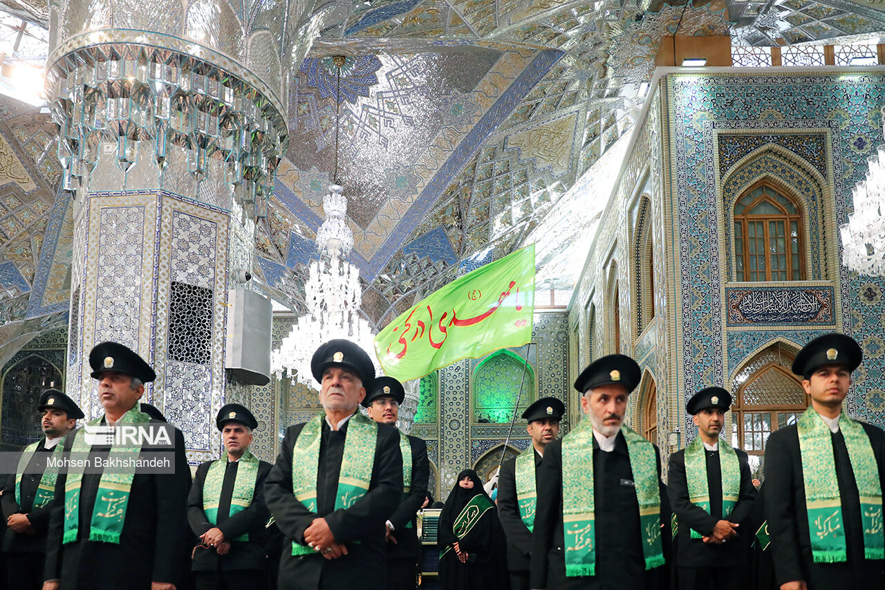 عکس/ تعویض پرچم گنبد حرم امام رضا (ع)