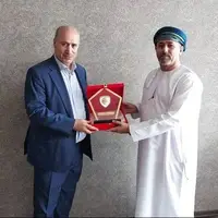 تاج با کادوی نفیس به دیدار عمانی‌ها رفت