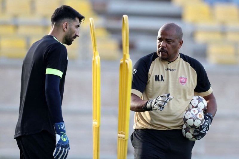 برخورد سنگ استقلالی‌ها به سر مربی پرسپولیس!