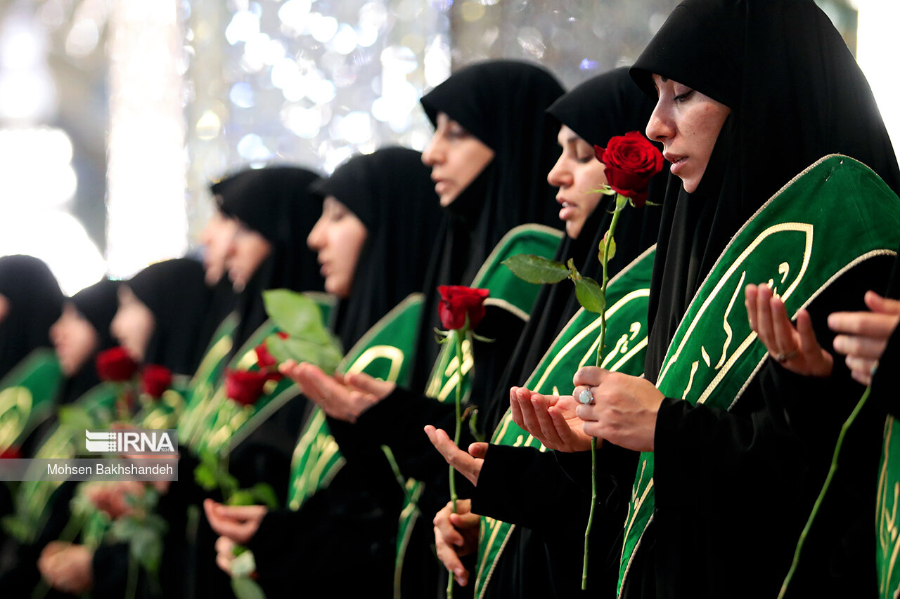 عکس/ تعویض پرچم گنبد حرم امام رضا (ع)