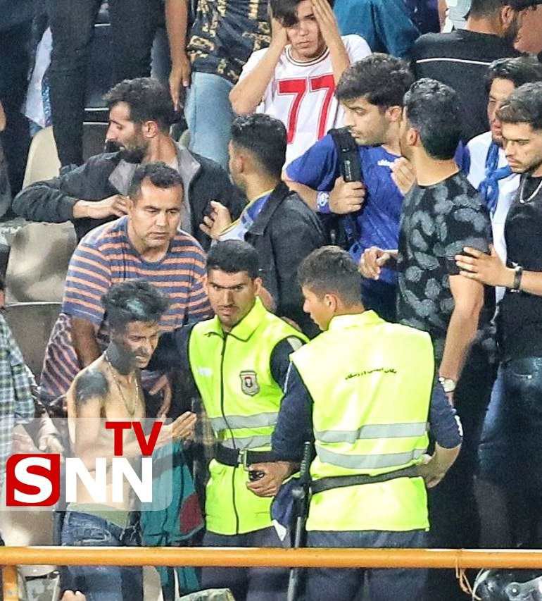 عکس/ لحظه انفجار نارنجک میان هواداران استقلال و مصدوم شدن چندین نفر