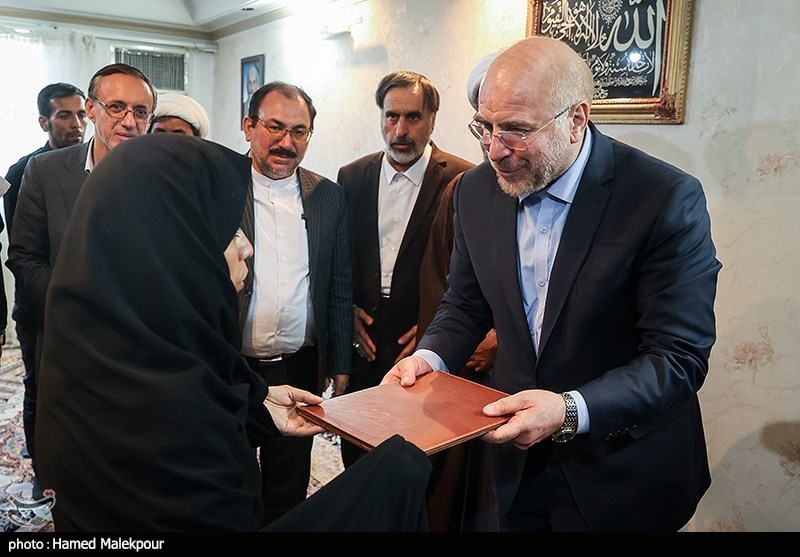 حضور رئیس مجلس در منزل شهید مرزبان «محمدمهدی محمدی»