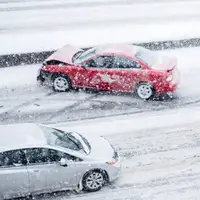 لحظه وحشتناک سرخوردن خودروی سواری در جاده یخ زده
