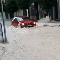 تلاش برای رانندگی در سیلاب اسپانیا