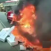 آتش سوزی مهیب کامیون مملو از یونولیت