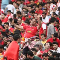 همراهی طعنه‌آمیز هواداران پرسپولیس با استقلالی‌ها