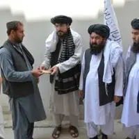 طالبان در حال توزیع دلار بین مردم افغانستان!