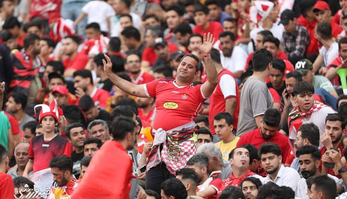 همراهی طعنهآمیز هواداران پرسپولیس با استقلالیها