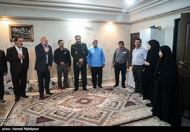 حضور رئیس مجلس در منزل شهید مرزبان «محمدمهدی محمدی»