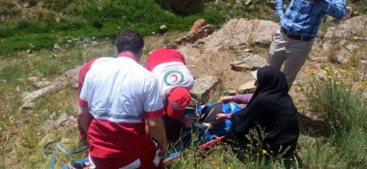 نجاتگران به زن گرفتار در کوههای طارم امدادرسانی کردند