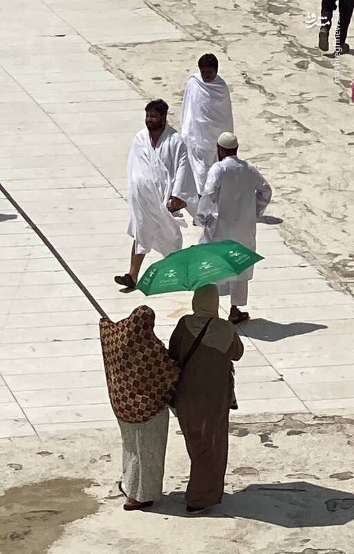 ورود زائران به مسجدالحرام در گرمای بالای ۴۰ درجه‌ مکه