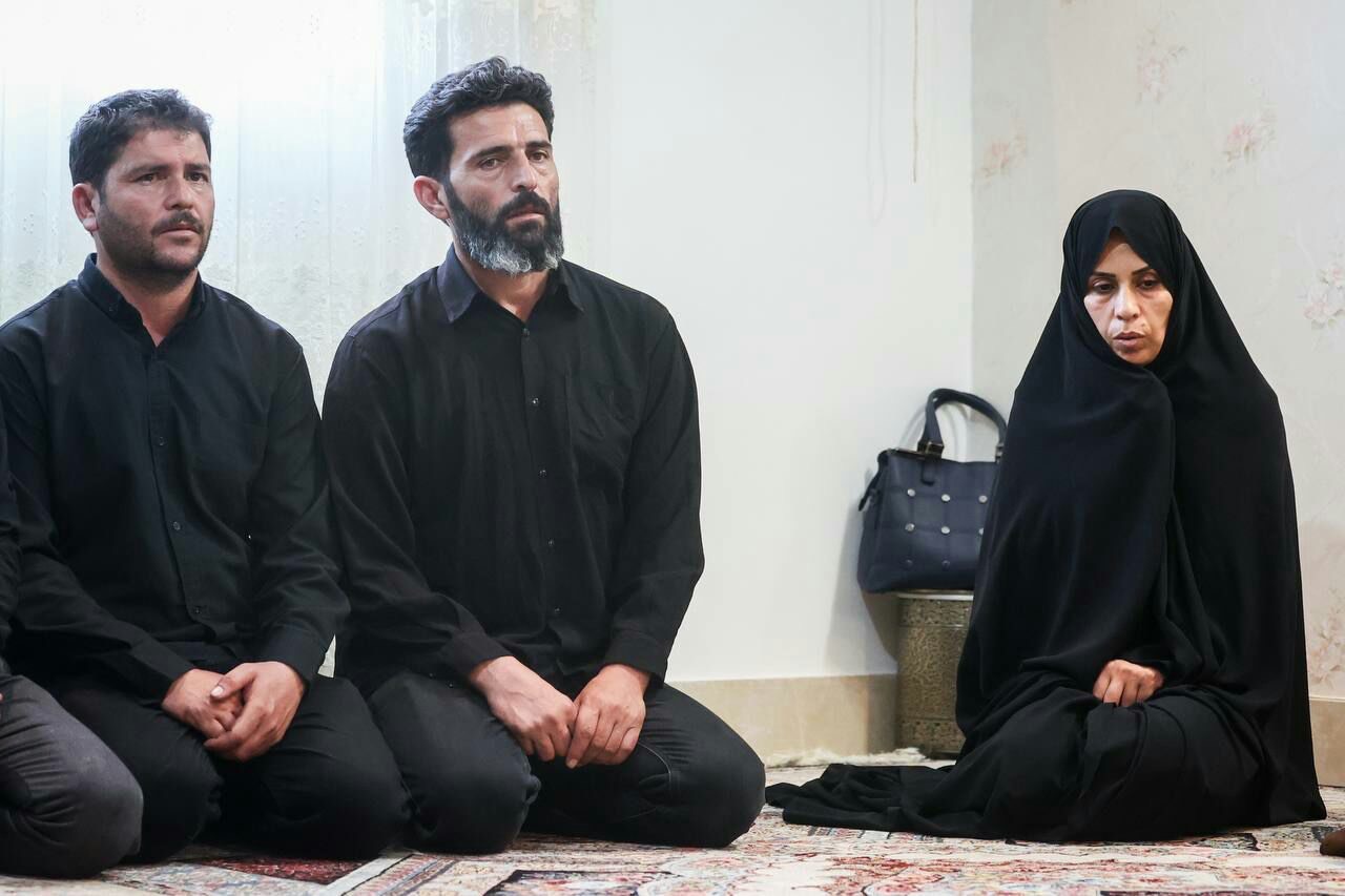 عکس/ حضور رئیس مجلس شورای اسلامی در منزل شهید مرزبان محمدمهدی احمدی