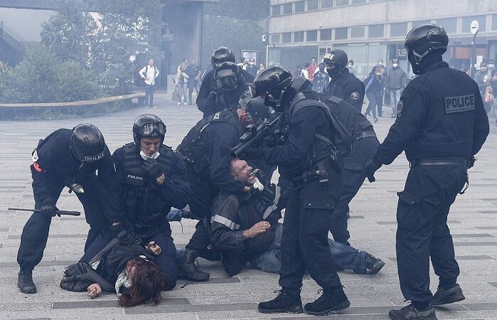 استفاده پلیس فرانسه از گاز اشک‌آور برای متفرق کردن معترضان