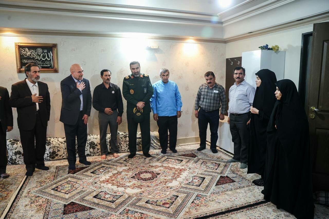 عکس/ حضور رئیس مجلس شورای اسلامی در منزل شهید مرزبان محمدمهدی احمدی