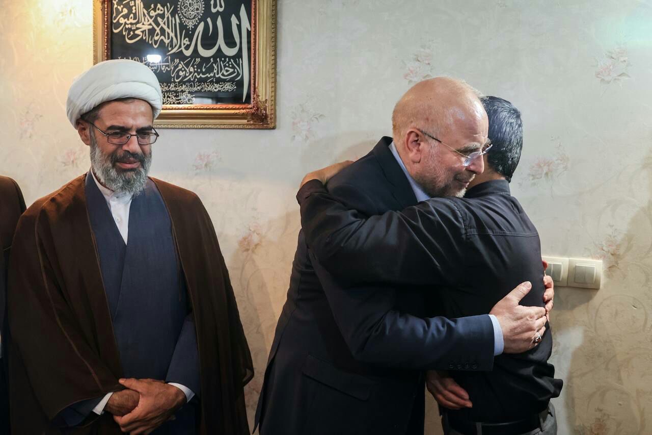 عکس/ حضور رئیس مجلس شورای اسلامی در منزل شهید مرزبان محمدمهدی احمدی