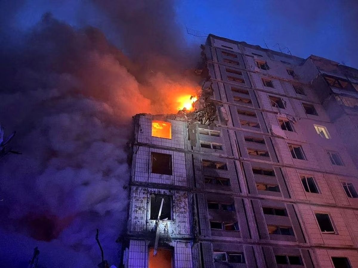 آتش گرفتن یک ساختمان در روسیه بر اثر بمباران اوکراینی‌ها