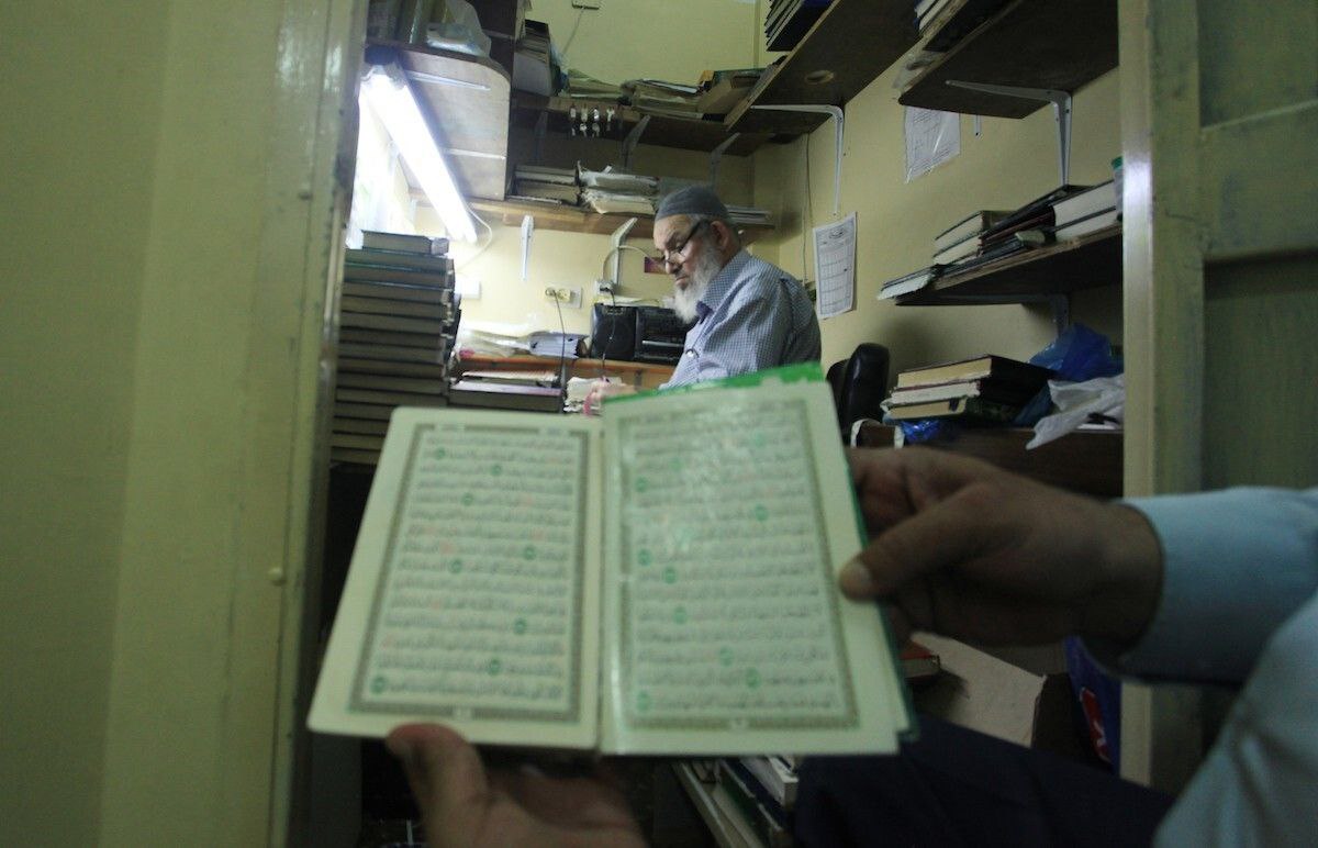 پیرمرد فلسطینی و مرمت داوطلبانه قرآن