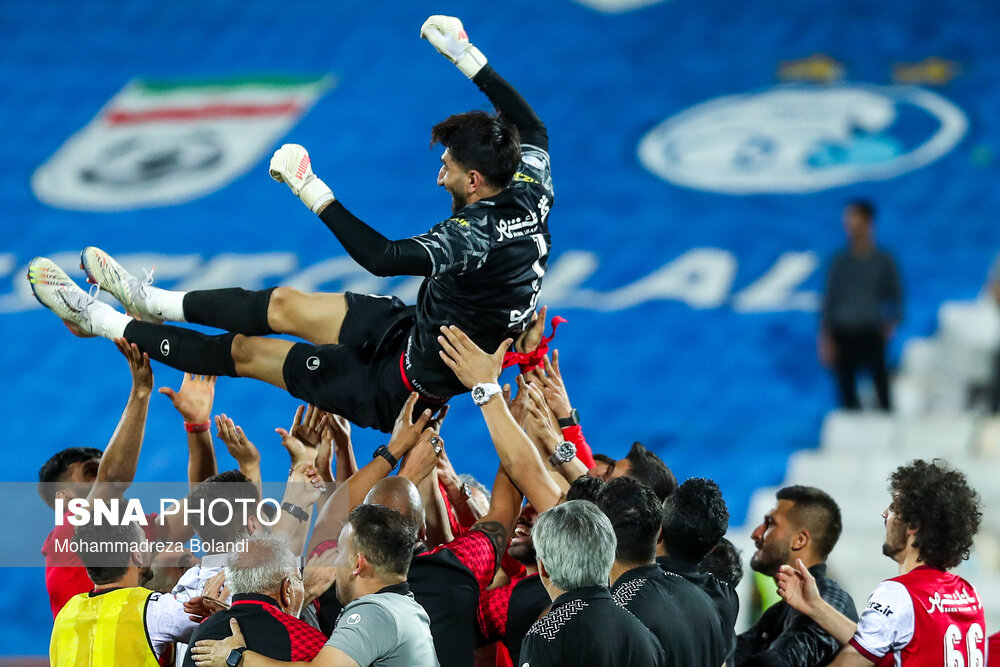 عکس «منتخب» هفته؛ آیین تعویض پرچم گنبد حرم مطهر رضوی