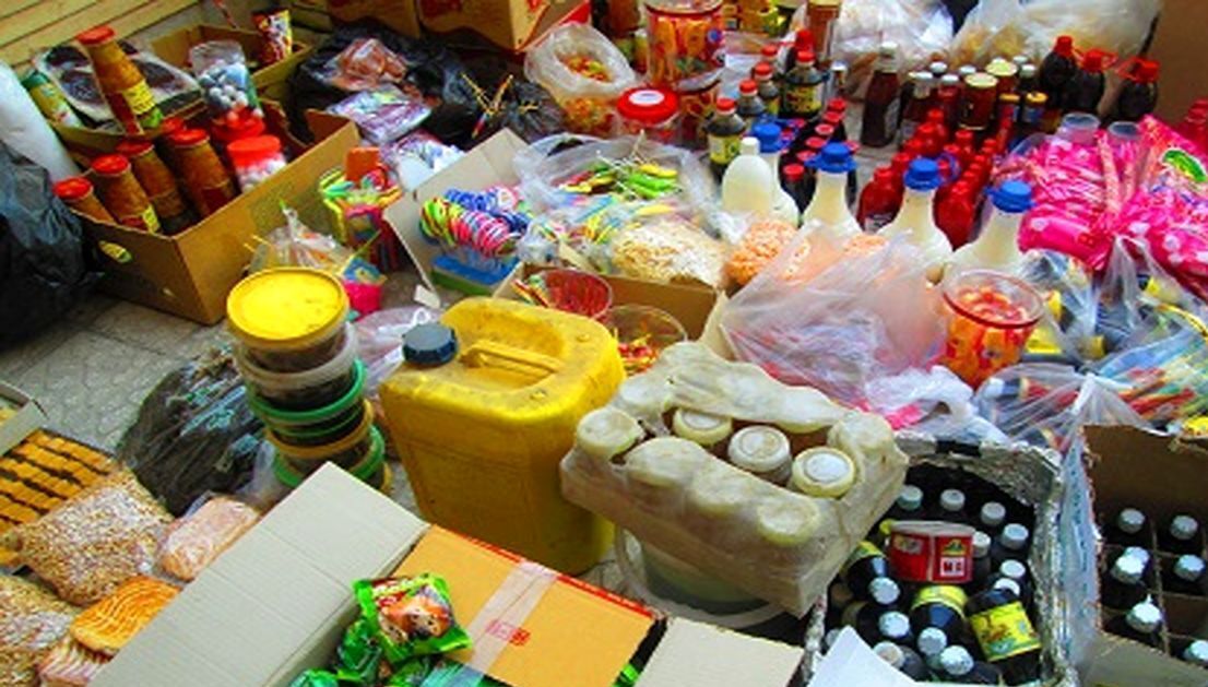 کشف ۳۰۰ قلم موادغذایی فاسد از مجتمعهای بینراهی استان مرکزی
