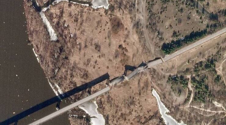 لحظه حمله دقیق روسیه به محل عبور ارتش اوکراین از روی یک پل