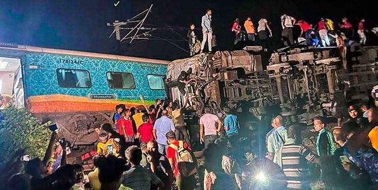 افزایش شمار قربانیان حادثه قطار در هند به ۳۰۰ نفر؛ ۱۰۰۰ زخمی تاکنون