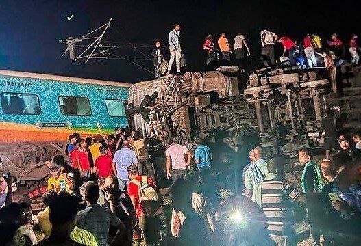 عکس/ ۲۸۸ نفر کشته بر اثر برخورد دو قطار مسافربری در هند