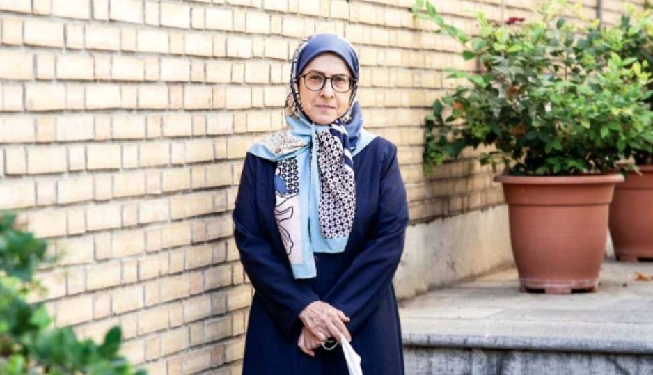 استاد دانشگاه تهران: به جای حجاب بر نیازهای اساسی مردم تمرکز کنند